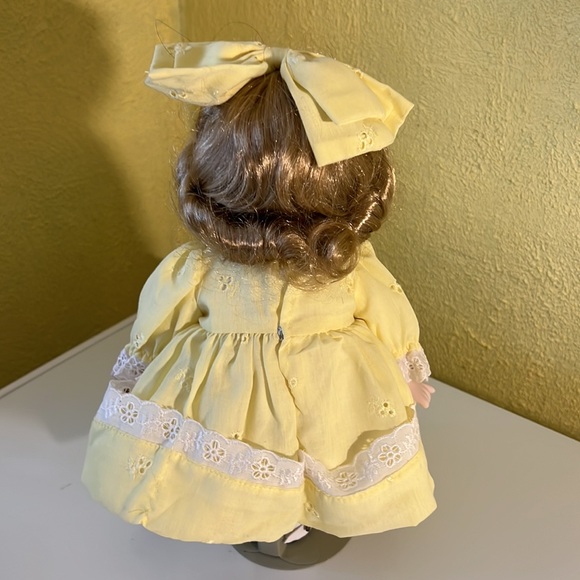 Victoria Ashlea Original Musical Porcelain Doll - Picture 7 of 8